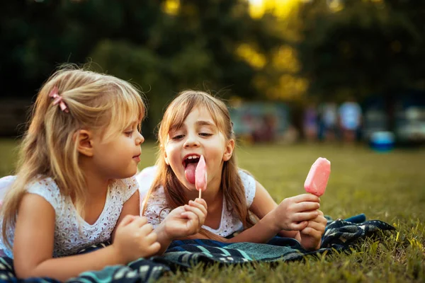 A vida é melhor com irmã e sorvete ! — Fotografia de Stock