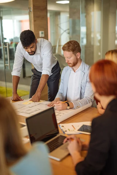 El trabajo en equipo hace crecer su negocio — Foto de Stock