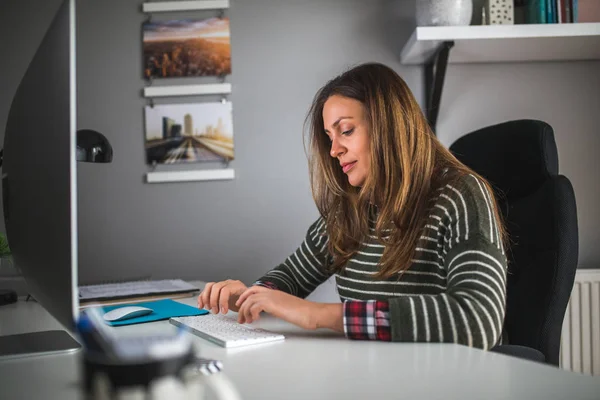 Ze zal zetten in de uren die nodig zijn om succesvol te zijn — Stockfoto