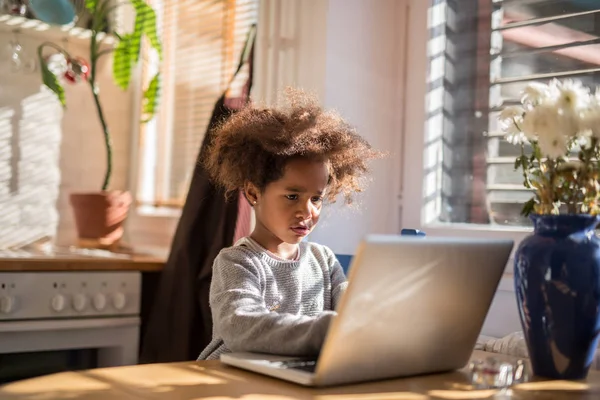 Ella ya está aprendiendo las formas de la tecnología ! — Foto de Stock