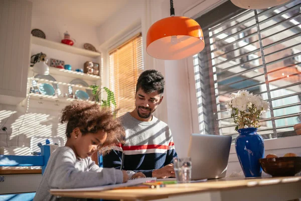 Criar a su hija en un mundo tecnológico — Foto de Stock