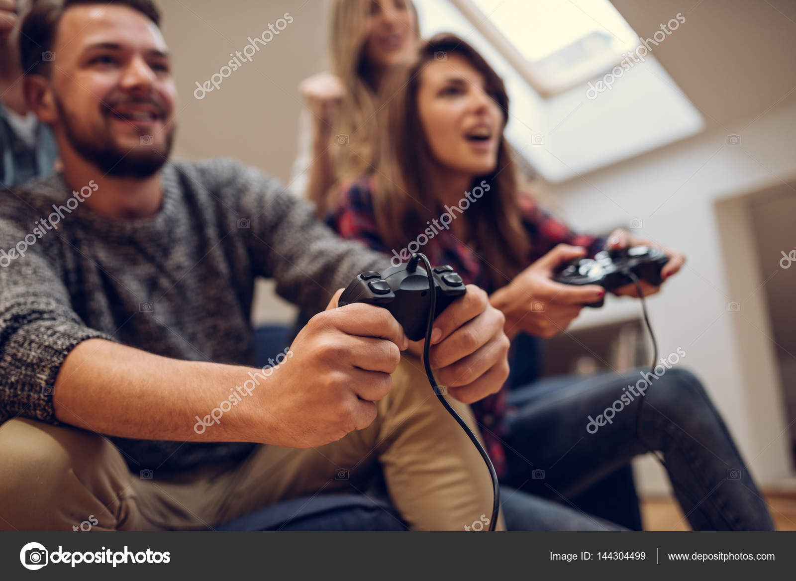 компьютер арт. разработчик компьютерных игр. ограничение видеоигр в китае. мультимедиа в компьютерных играх. пара играет.