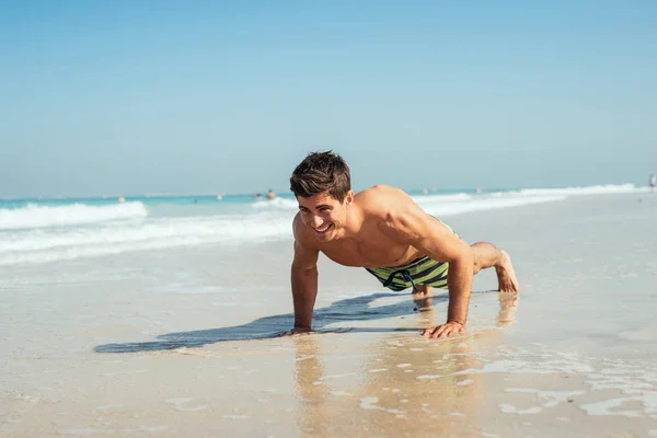 Haciendo flexiones —  Fotos de Stock