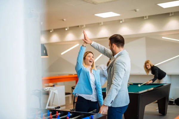 Choca esos cinco para el trabajo en equipo ! — Foto de Stock