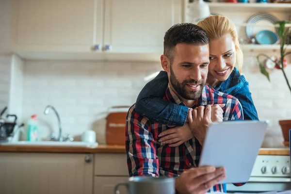 Lassen Sie uns online nach neuen Rezepten suchen! — Stockfoto