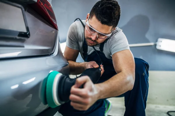 Fare uno smalto per auto — Foto Stock