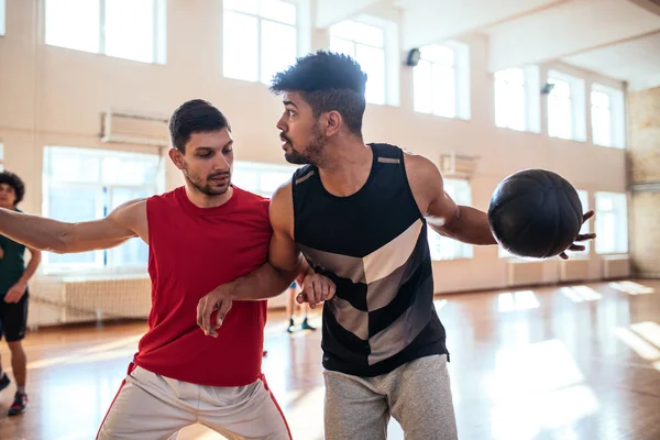 Jugando baloncesto — Foto de Stock