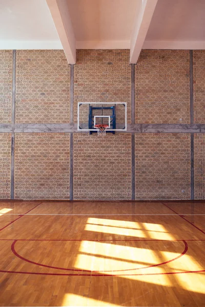 Пустой баскетбольный корт — стоковое фото
