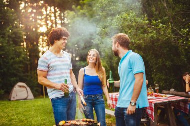 Bira içme ve yemek yapma 