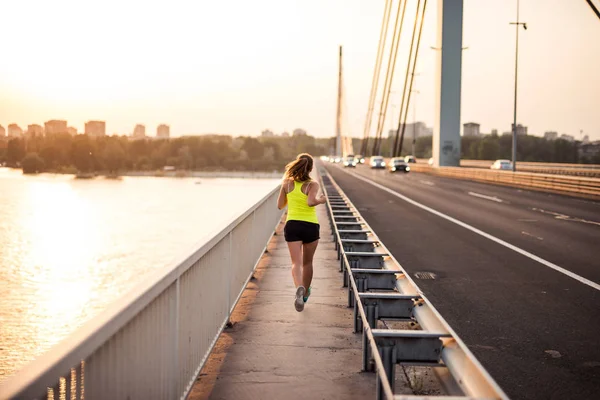 Sonnenuntergang Fitness auf der Brücke — Stockfoto