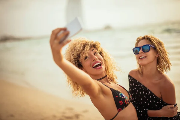 Selfies op kust! — Stockfoto