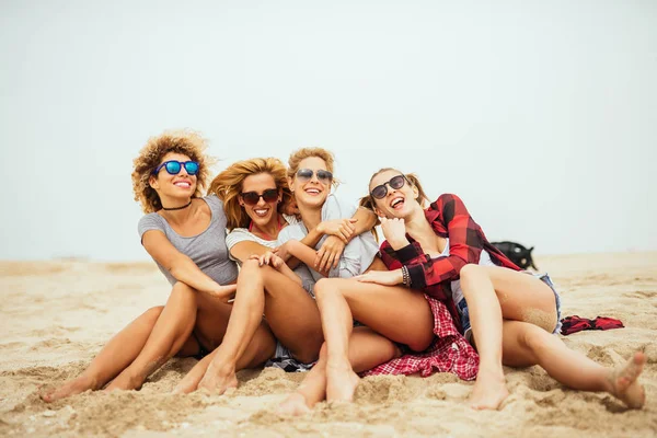A praia é mais divertida com os amigos ! — Fotografia de Stock