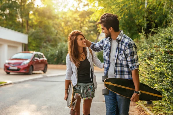 Longboarding gör oss ser cool! — Stockfoto