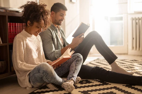 Enjoying reading at home — Stock Photo, Image