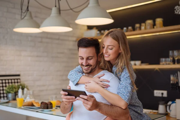 Nachrichten online lesen — Stockfoto