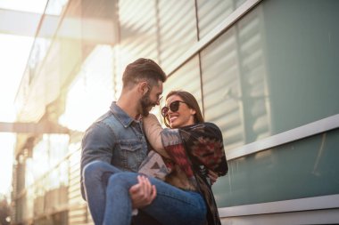 Aşk dünyanın tepesinde gibi hissetmemi sağlıyor