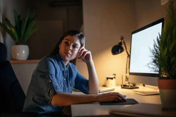 Tackling her work with a positive attitude — Stock Photo, Image