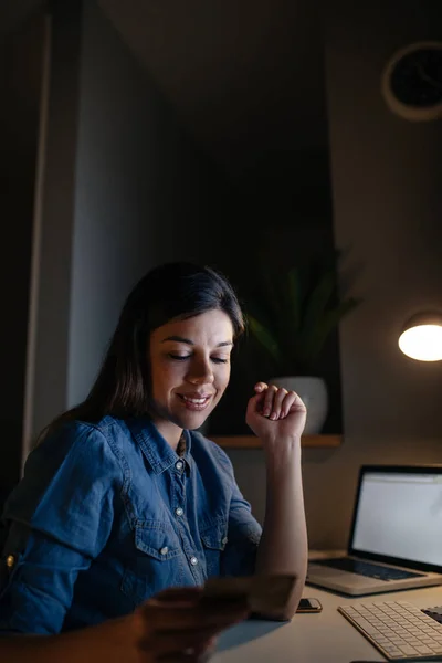 Köp över internet gör mitt liv så mycket lättare! — Stockfoto