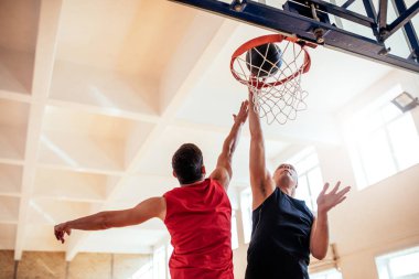 O slam dunk için ulaşan!