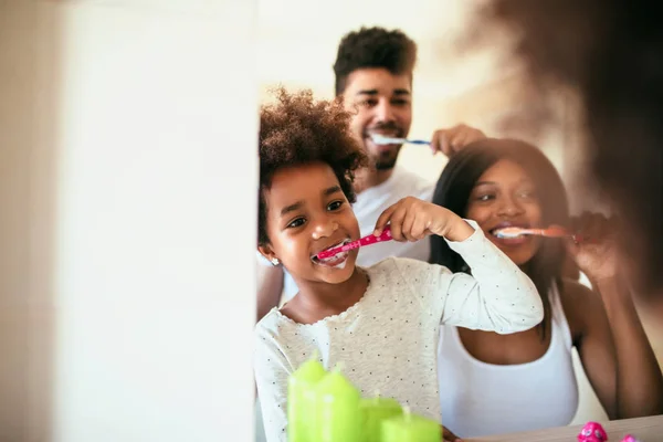Lave os dentes de manhã — Fotografia de Stock