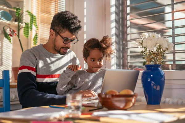 Jag är så nyfiken vad pappa gör! — Stockfoto