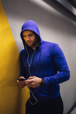 Korku veren bazı tunes ile gitmek hazır