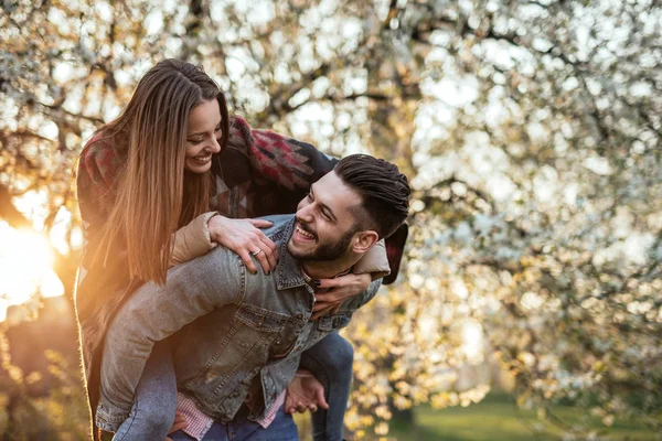 Jovem e feliz — Fotografia de Stock