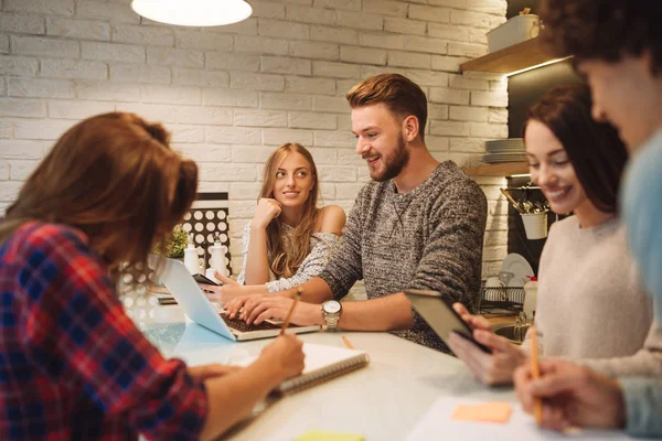 Delen van informatie die hen helpen zal om te slagen voor het examen! — Stockfoto