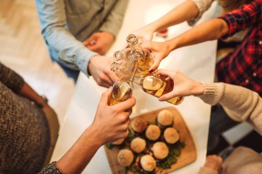 Biraz hamburger ve bira kapma