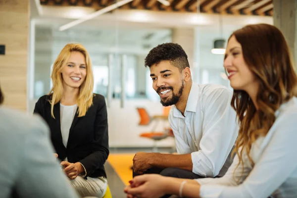 Teamwork allows employees to take greater responsibility — Stock Photo, Image