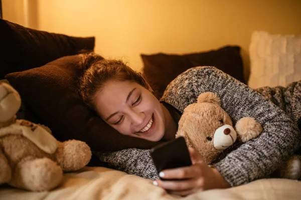 Lying with her best friend — Stock Photo, Image