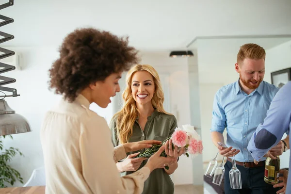 Vinimos a celebrar un nuevo apartamento. — Foto de Stock