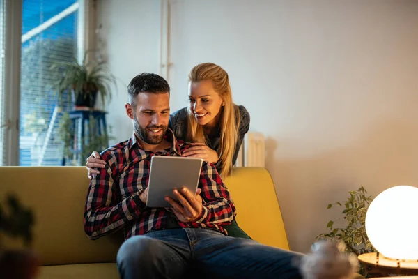 Lasst uns einen Film online ansehen! — Stockfoto