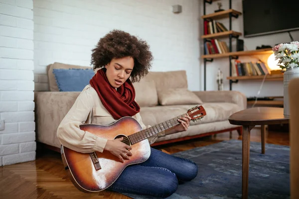 Playing a guitar — Stock Photo, Image