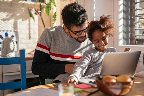 Far och dotter använder laptop och ler! — Stockfoto