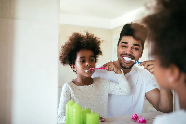 Вона знає, наскільки важливо чистити зуби. — стокове фото