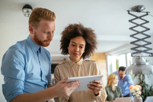 Uso de la tecnología para generar ideas — Foto de Stock