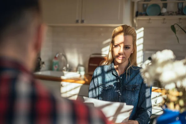 Arbetar med månatliga budgeten — Stockfoto