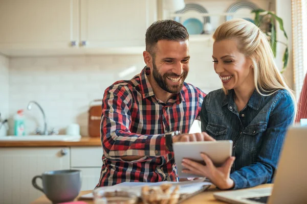 La vita è molto più facile con la tecnologia wireless in esso — Foto Stock