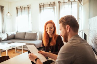 Aylık bütçe üzerinde çalışıyor 