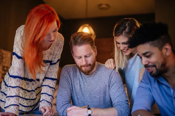 Het bedenken van nieuwe ideeën — Stockfoto