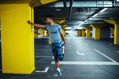 Bir bacak streç yapıyor