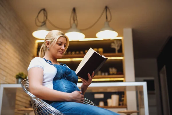 Dieses Buch beantwortet alle meine Schwangerschafts- und Babyfragen — Stockfoto