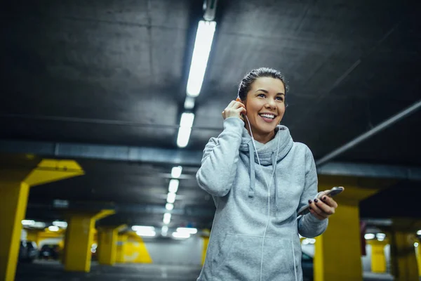 Deja que la música sea tu compañero de entrenamiento. —  Fotos de Stock