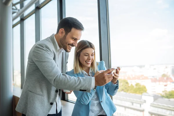 Etwas Lustiges beobachten — Stockfoto