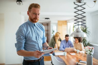 Her şey online yapıyor