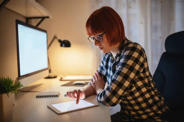 Ze is een top freelancer — Stockfoto