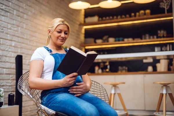 Passer du temps à la maison à lire un livre — Photo