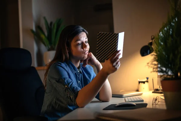 Ze bleef laat om te horen van het nieuws. — Stockfoto