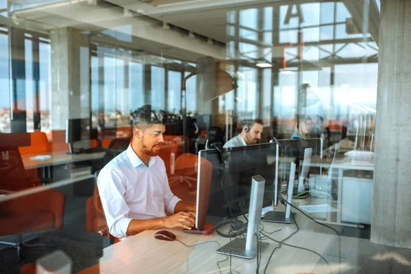 Lavorare in un call center — Foto Stock